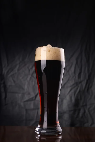Copo de cerveja escura — Fotografia de Stock