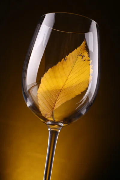 Žluté listy ve sklenici — Stock fotografie