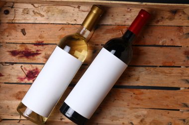 Bir kasa şarap şişe