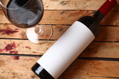 Bir şişe kırmızı şarap.