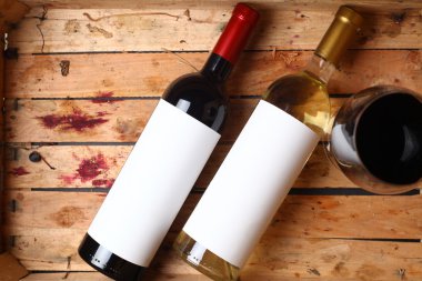 Bir kasa şarap şişe