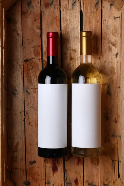 Garrafas de vinho em uma caixa — Fotografia de Stock