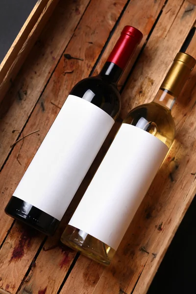 Vinflaskor i en låda — Stockfoto
