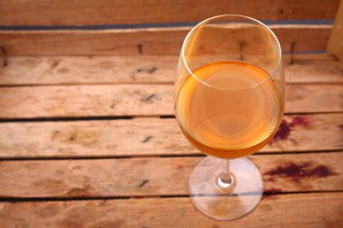 Beyaz şarap içinde bir krater