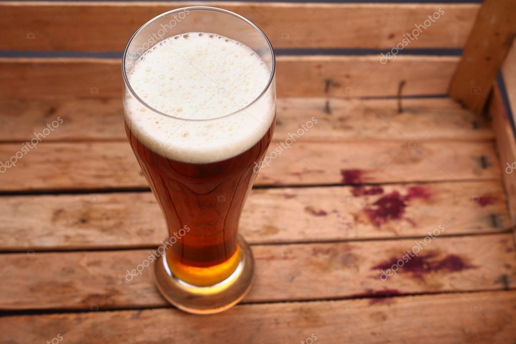 Groot glas bier in een krat ⬇ Stockfoto, rechtenvrije foto door © #59533725