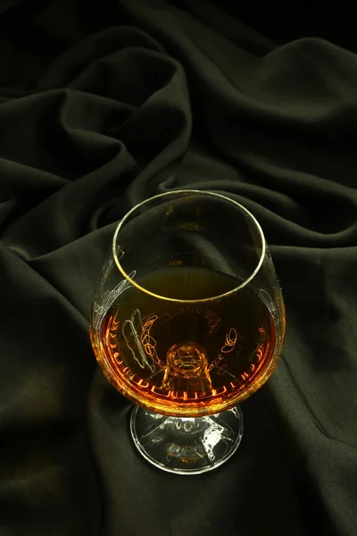 Brandy su panno nero — Foto Stock