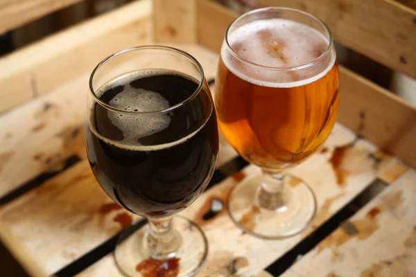 İki bardak bira içinde bir krater