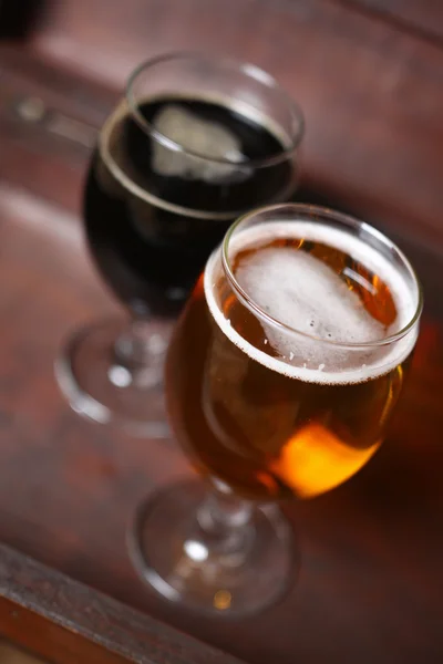 Dois copos de cerveja em um caso — Fotografia de Stock