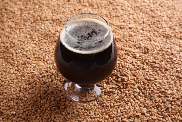 Snifter with stout over malt — Stock Photo, Image