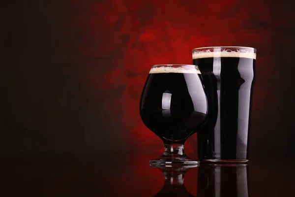 Темное крепкое пиво — стоковое фото
