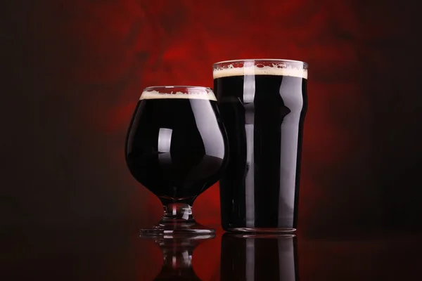 Темное крепкое пиво — стоковое фото