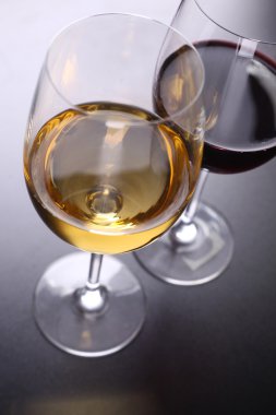 Bir kadeh kırmızı beyaz şarap.