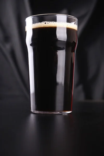 Una pinta de cerveza negra — Foto de Stock