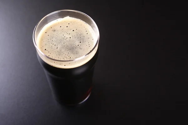 Pint of dark beer — Stock Photo, Image