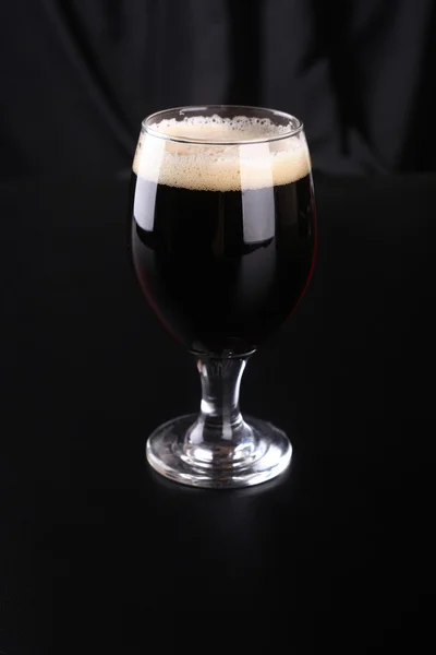 Copo de cerveja escura — Fotografia de Stock