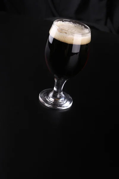 Vaso de cerveza oscura —  Fotos de Stock