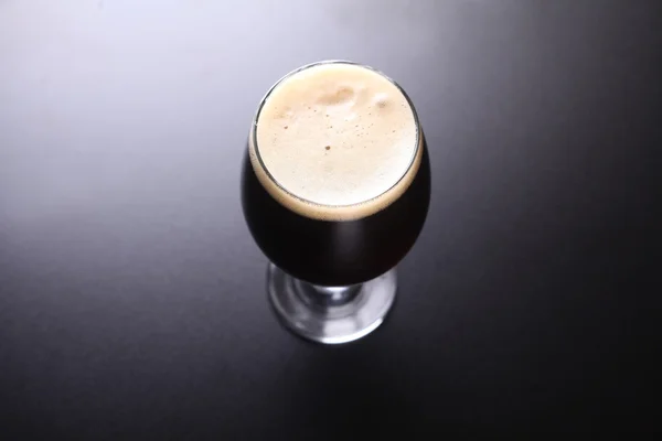 Egy pohár sötét sör. — Stock Fotó