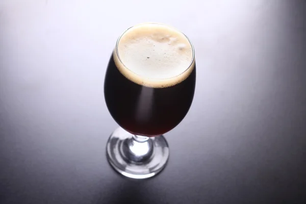 Verre de bière noire — Photo