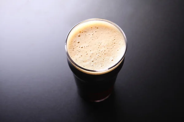Пинтовый бокал пива — стоковое фото
