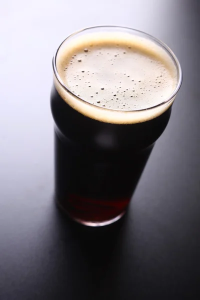 Pint glas öl — Stockfoto