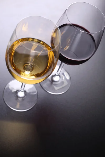 Szklanka czerwonego i białego wina — Zdjęcie stockowe