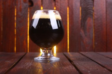 Karanlık stout bardak