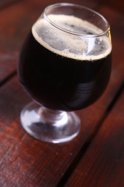 Karanlık stout bardak