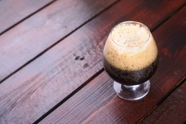 Glass of dark stout — Stock Photo, Image