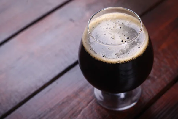 Glass of dark stout — Stock Photo, Image