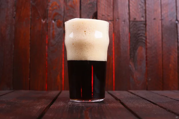 Pint of dark beer — Stock Photo, Image