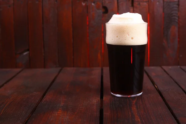 Uma caneca de cerveja escura — Fotografia de Stock