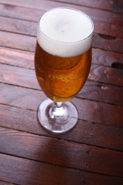 Ahşap üzerine bira