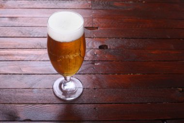 Ahşap üzerine bira