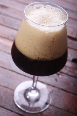 Ahşap üzerine koyu bira