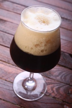 Ahşap üzerine koyu bira