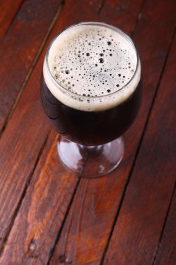 Ahşap üzerine koyu bira