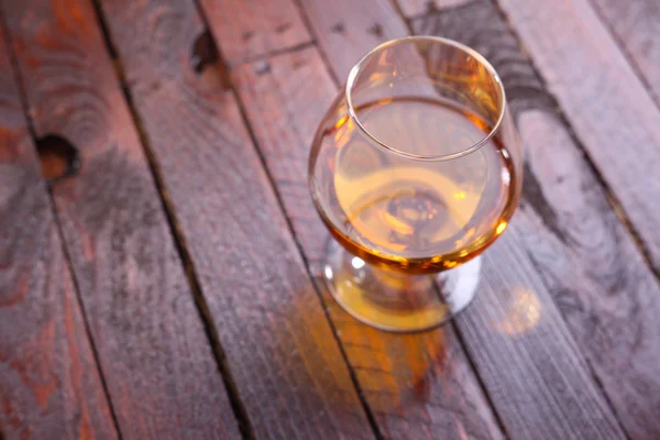 Brandy sobre madeira — Fotografia de Stock