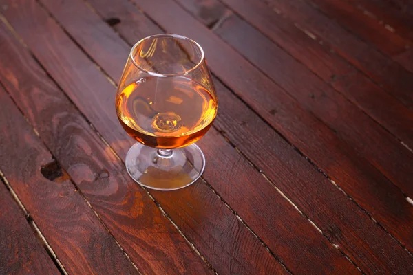 Brandy sobre madera —  Fotos de Stock