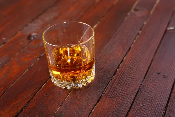 Whisky sobre madera —  Fotos de Stock