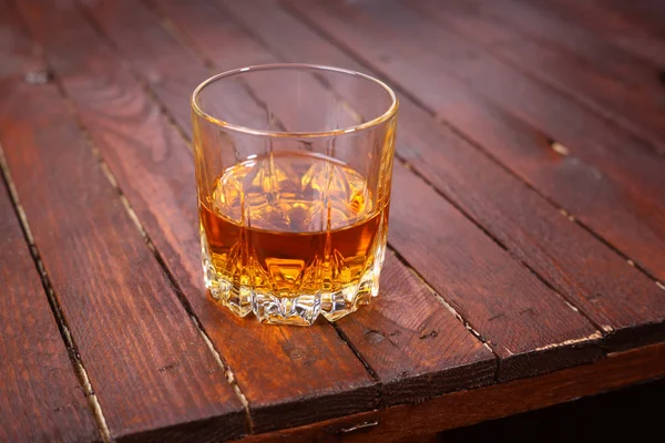 Whisky sobre madera —  Fotos de Stock