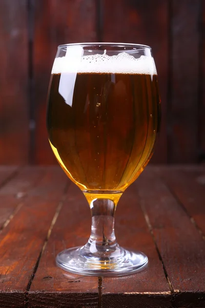 Glas öl på trä — Stockfoto