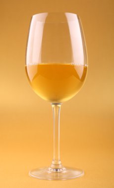 Bir bardak beyaz şarap