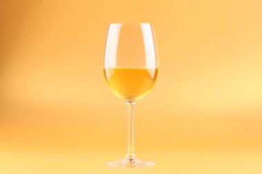 Bir bardak beyaz şarap