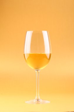 Bir bardak beyaz şarap