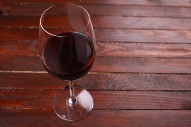 Ahşap üzerine kırmızı şarap