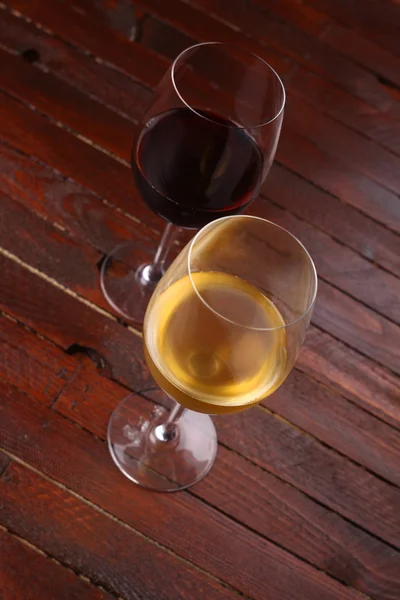 Wein auf Holz — Stockfoto