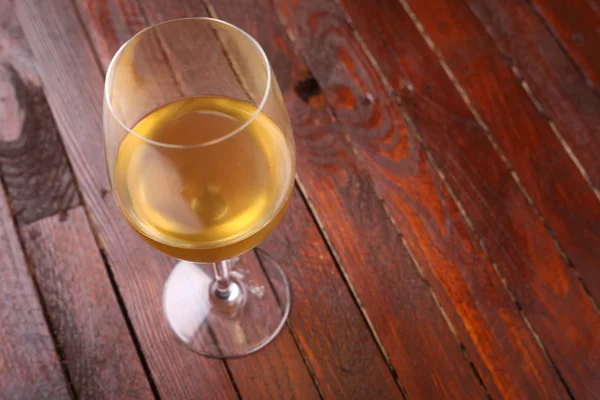 Vino blanco sobre madera — Foto de Stock