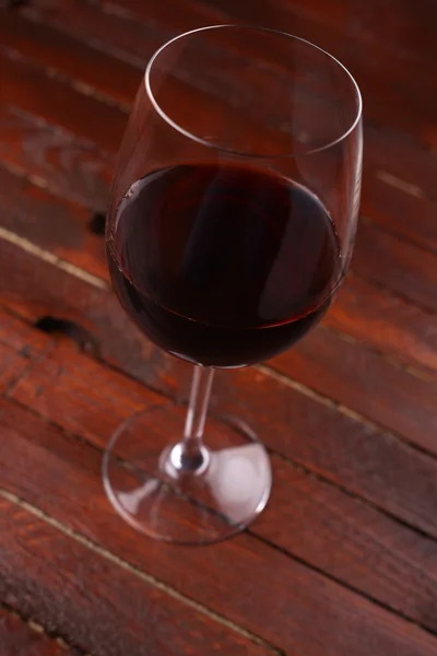 木の上の赤ワイン — ストック写真