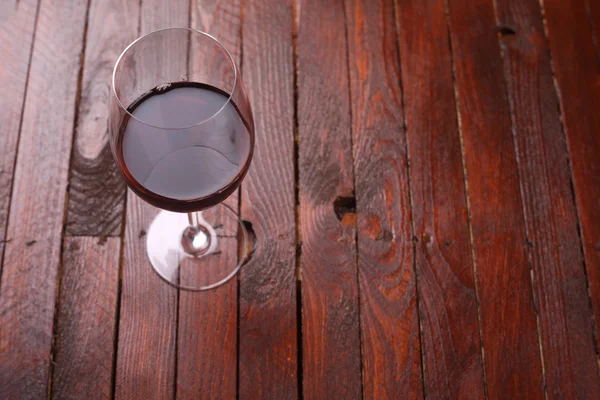 Vinho tinto em madeira — Fotografia de Stock