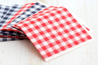 Kırmızı, mavi ve beyaz peçeteler piknik partisi için mükemmel.